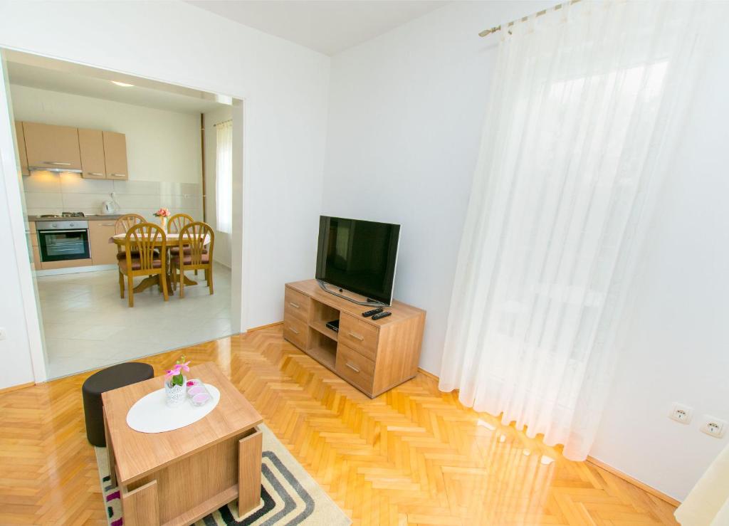 Televízia a/alebo spoločenská miestnosť v ubytovaní Apartment Stane