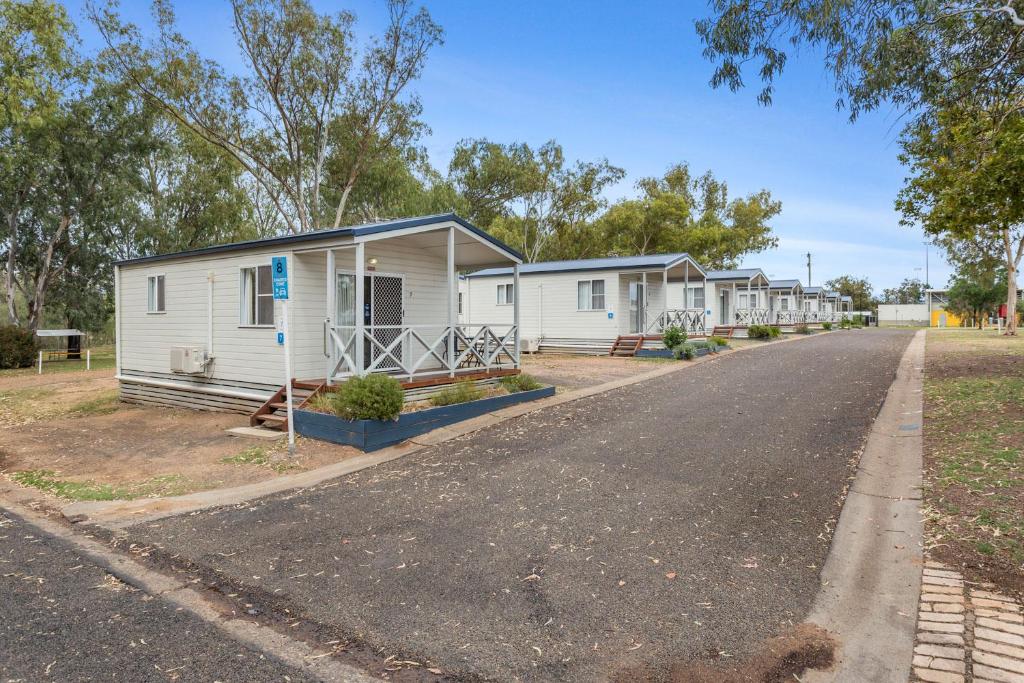 une rangée de mobile homes sur le côté d'une route dans l'établissement Narrabri Big Sky Caravan Park, à Narrabri