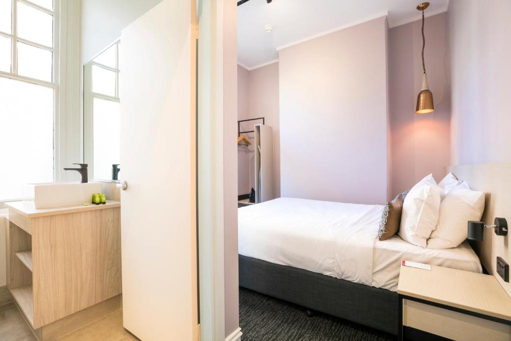 Ein Bett oder Betten in einem Zimmer der Unterkunft Nightcap at Belgian Beer Cafe