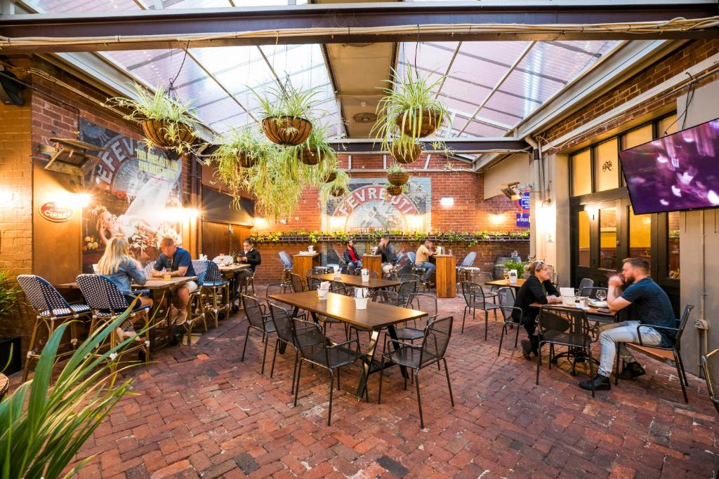Ein Restaurant oder anderes Speiselokal in der Unterkunft Nightcap at Belgian Beer Cafe 