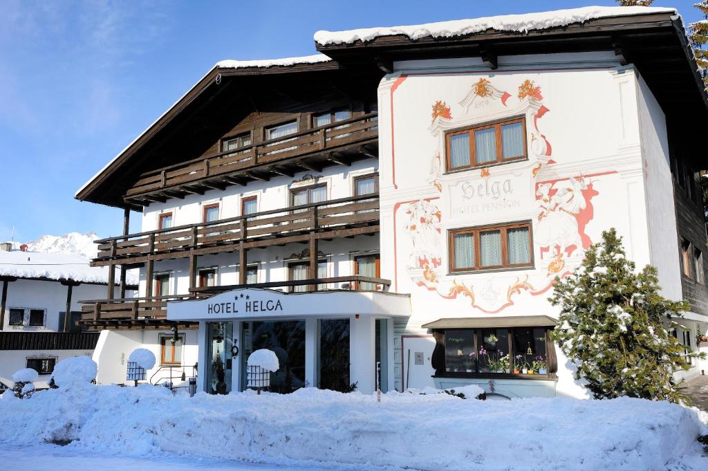 un edificio con nieve delante en Hotel Helga en Seefeld in Tirol