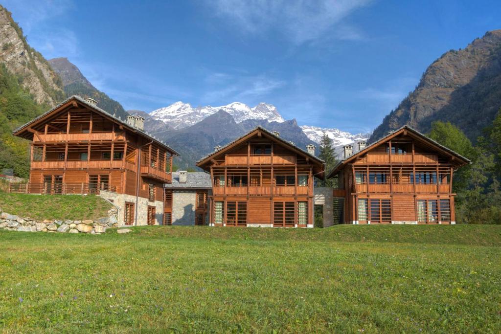 a large building with a mountain range at Pietre Gemelle Resort in Alagna Valsesia