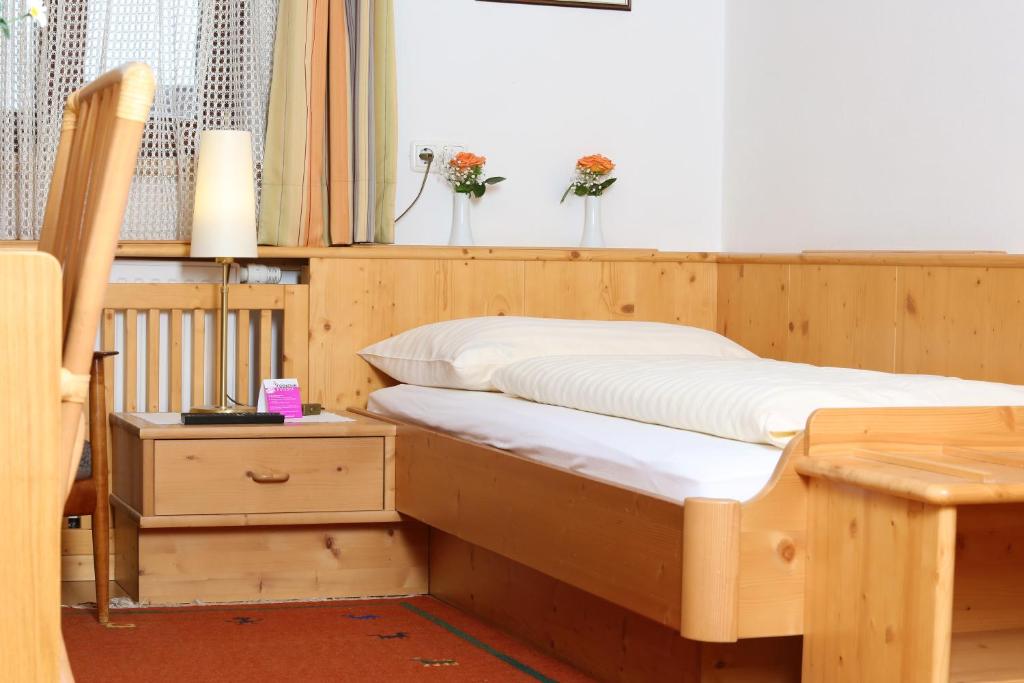 Postel nebo postele na pokoji v ubytování Gasthof Engelhof
