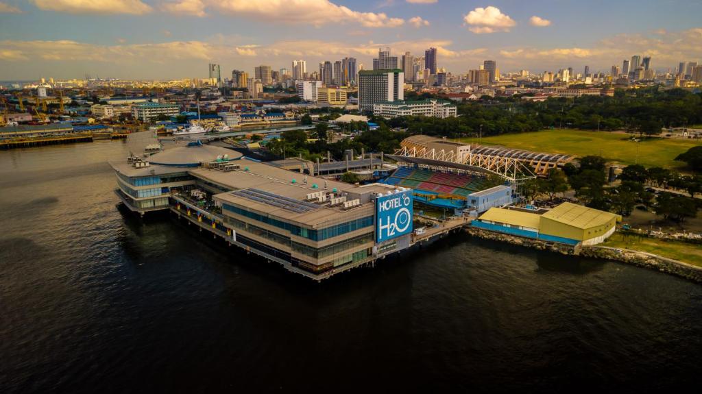 una vista aérea de una ciudad con un muelle en el agua en Hotel H2O, en Manila