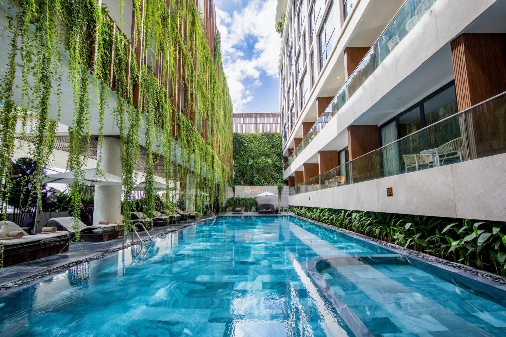 Bazén v ubytování New Orient Hotel Da Nang nebo v jeho okolí