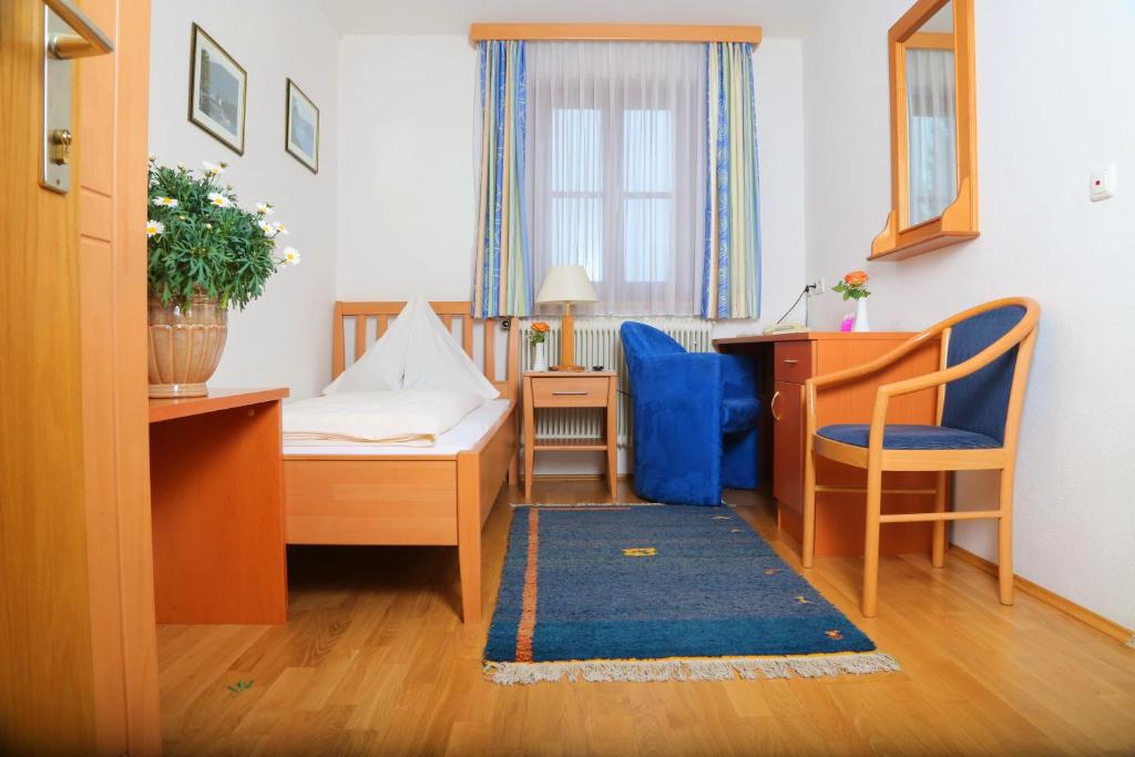 Postel nebo postele na pokoji v ubytování Gasthof Engelhof