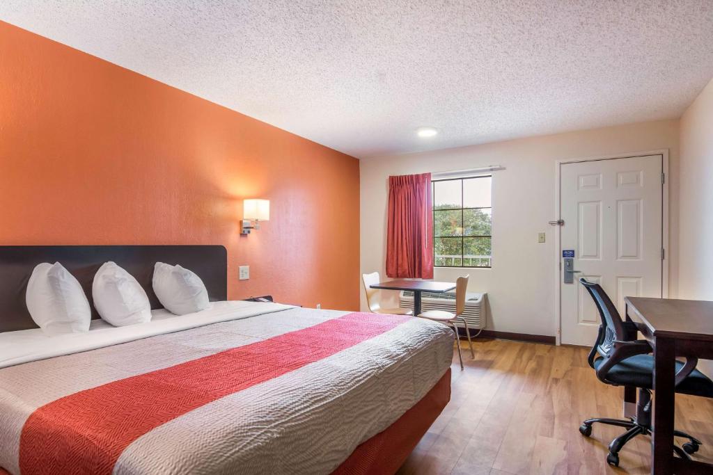 Postel nebo postele na pokoji v ubytování Motel 6-Winnie, TX