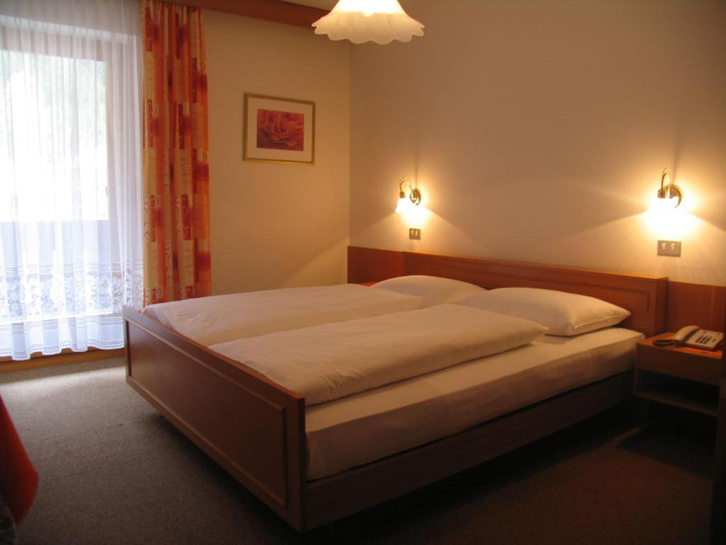 A bed or beds in a room at Hotel Reichegger