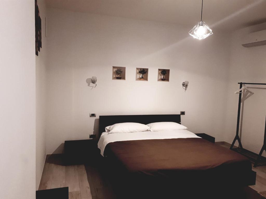 マテーラにあるil Giglio dei Sassiのベッドルーム1室(大型ベッド1台付)