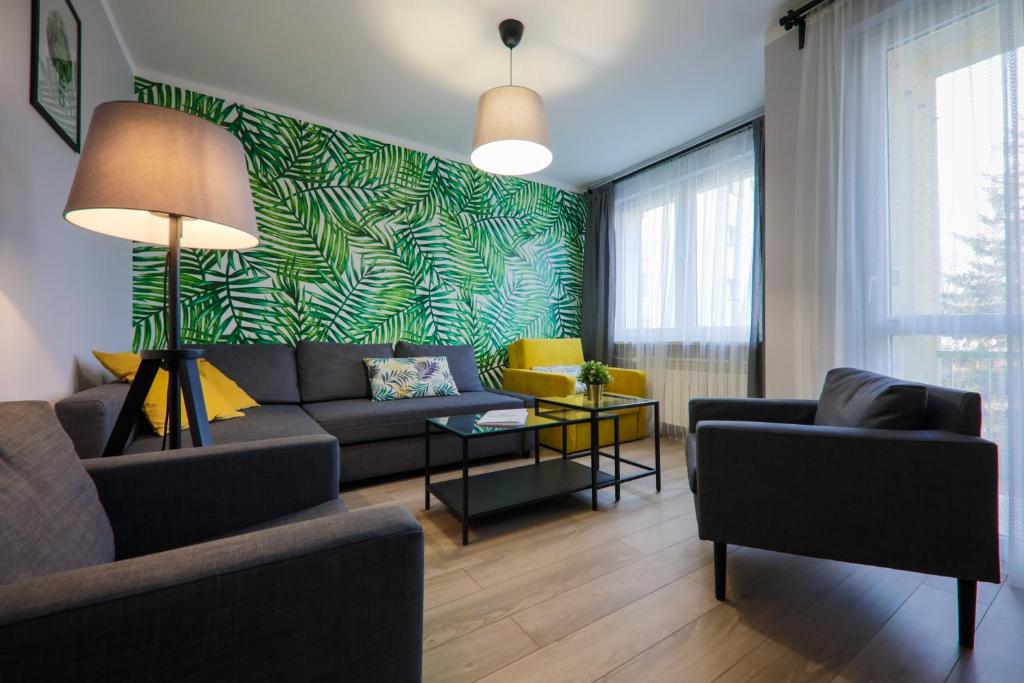 een woonkamer met een bank en een tafel bij RentPlanet - Apartament Kościelna in Zakopane