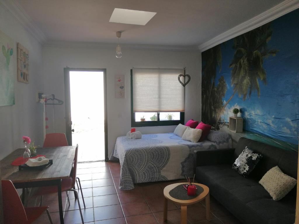 sala de estar con cama y sofá en Ayla 2, en Playa Quemada