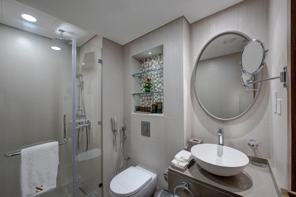 
Deluxe Queen Room with 20% Off Food & Beverage (excluding in-room dining) and Free Shuttle to MOE, Dubai Hills & Kite Beach
