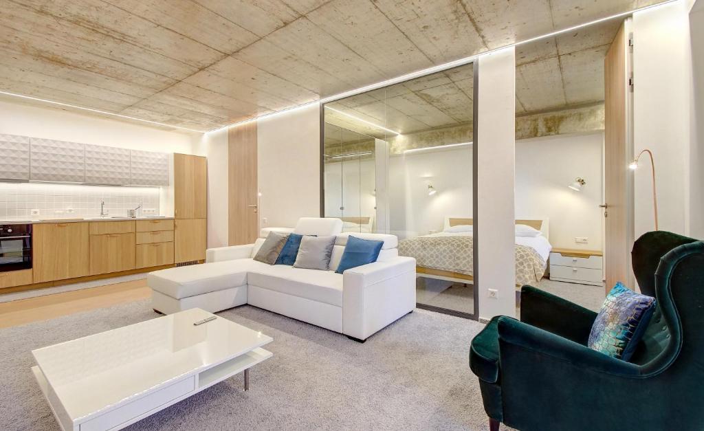 sala de estar con sofá blanco y cama en Kauno-Algirdo Luxury apartments, en Vilna