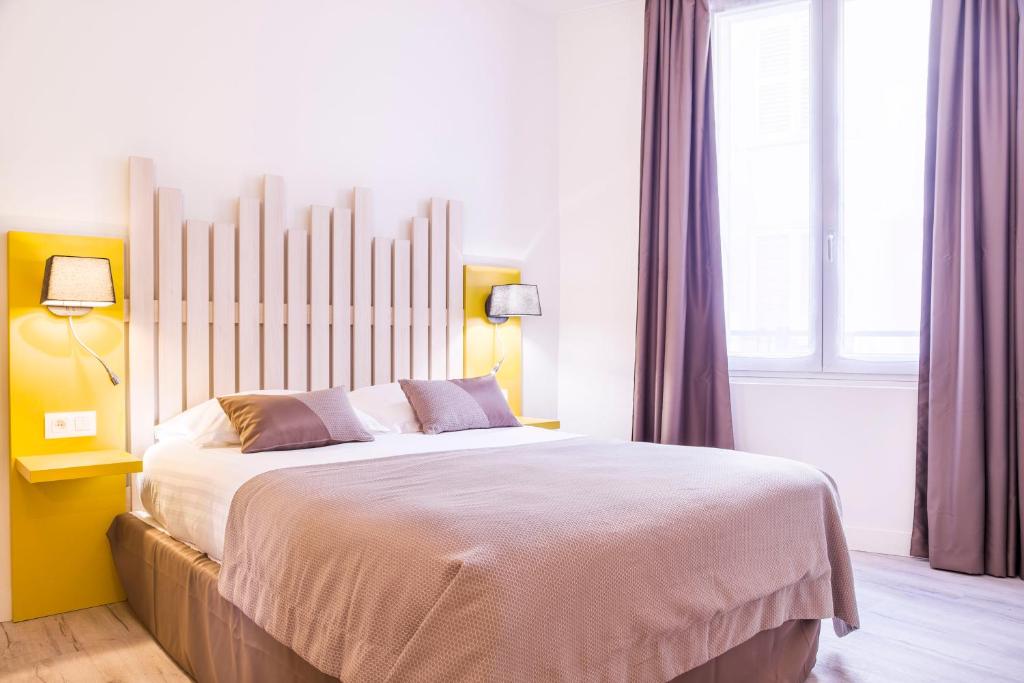 - une chambre avec un grand lit et 2 fenêtres dans l'établissement Hotel Des Arts, à Rueil-Malmaison