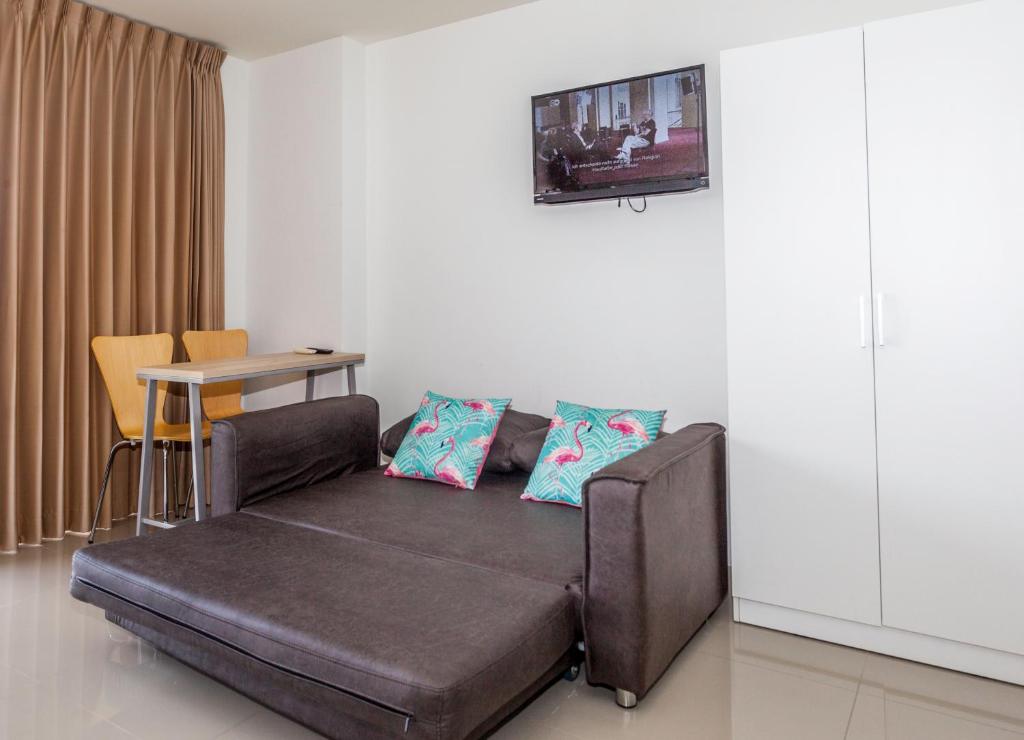 Posezení v ubytování Wazza's Patong Apartment, Smart TV and Fast Wi-Fi