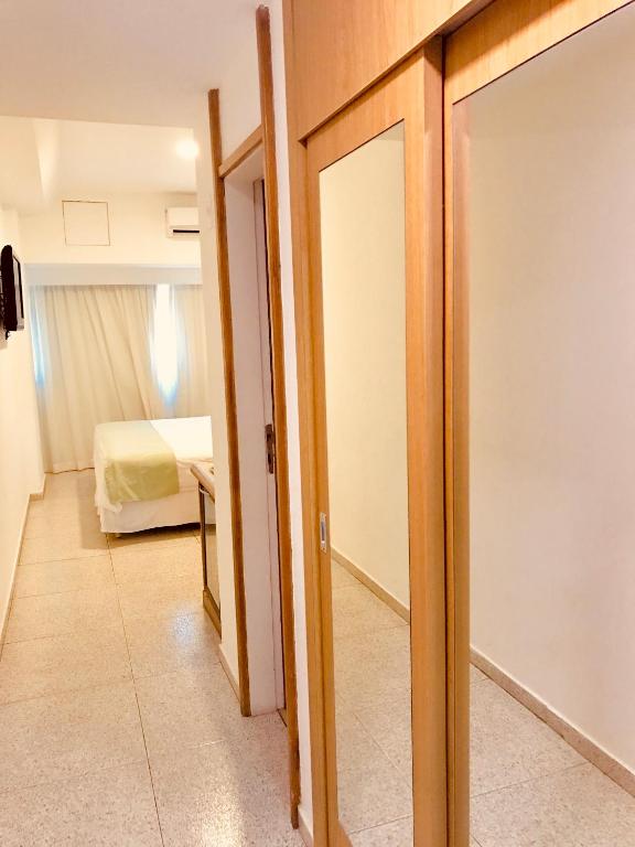 Una cama o camas en una habitación de Hotel Bandeirantes