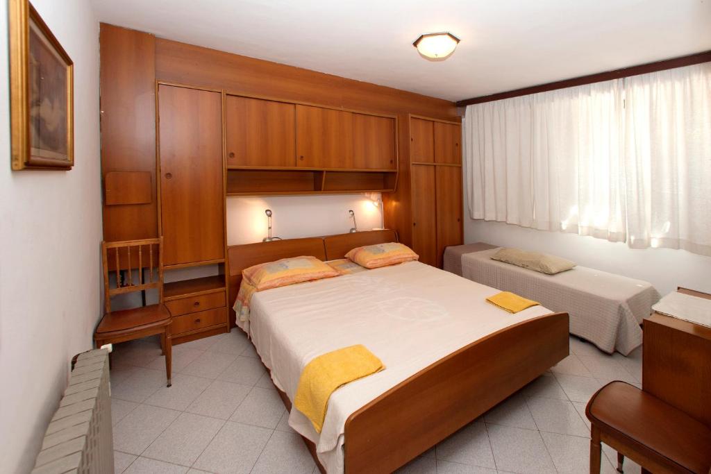 Ένα ή περισσότερα κρεβάτια σε δωμάτιο στο Apartments Mladenka