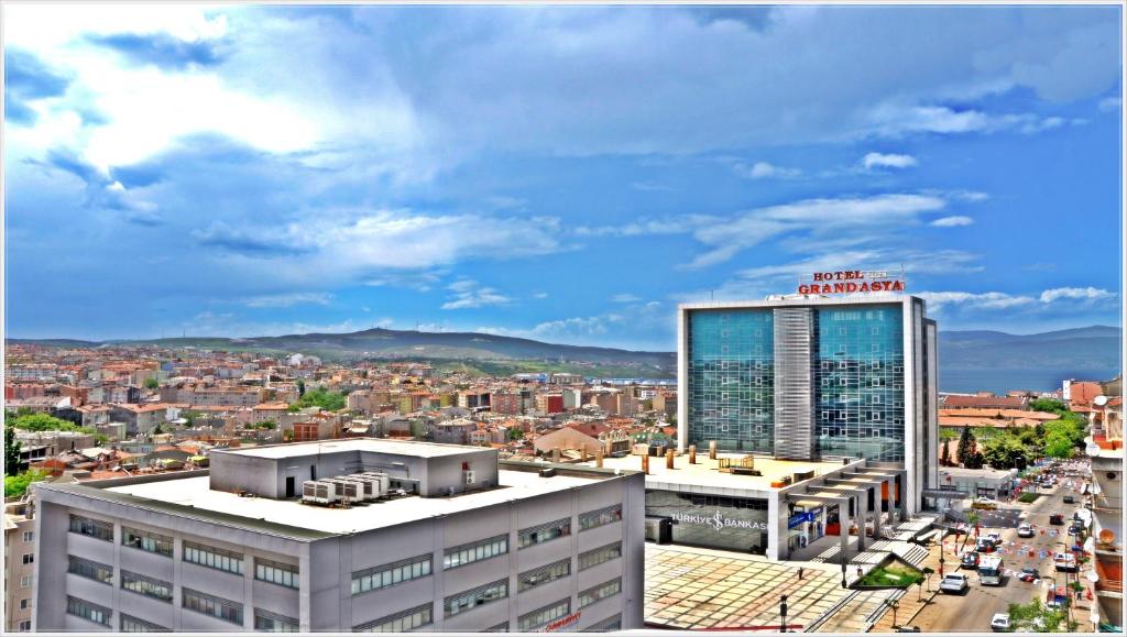 vistas a una ciudad con un edificio alto en Grand Asya Hotel, en Bandırma