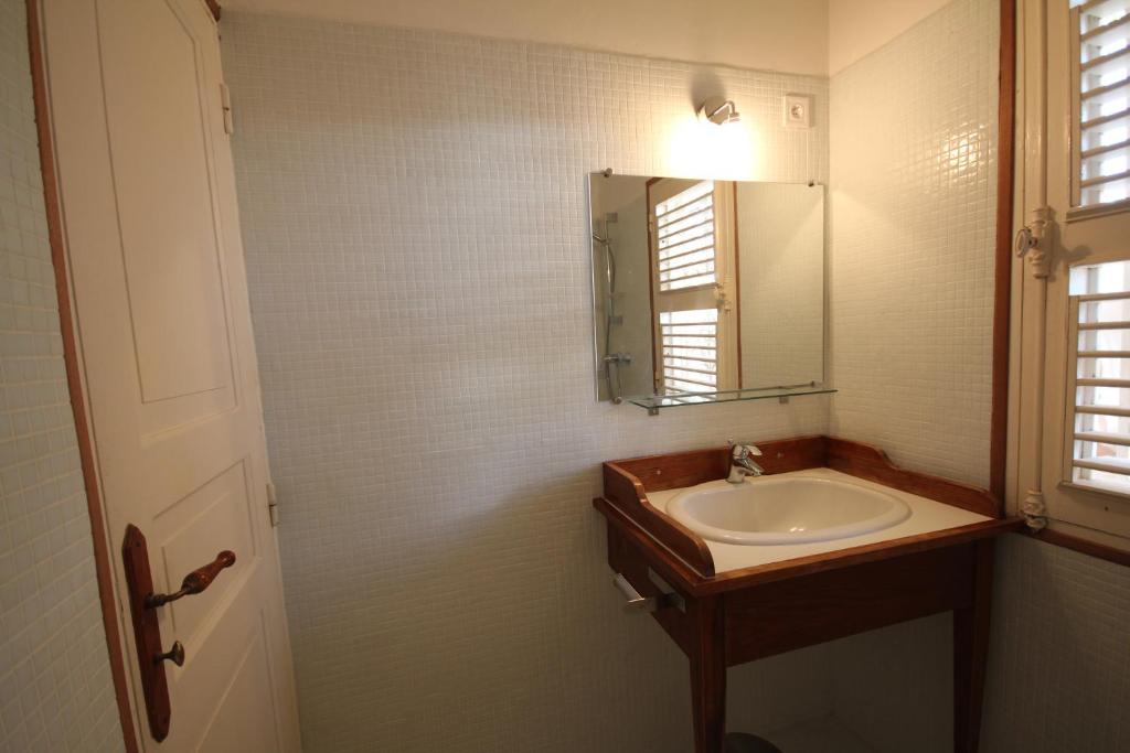 a bathroom with a sink and a mirror at Villa Les Palmiers in Saint-François