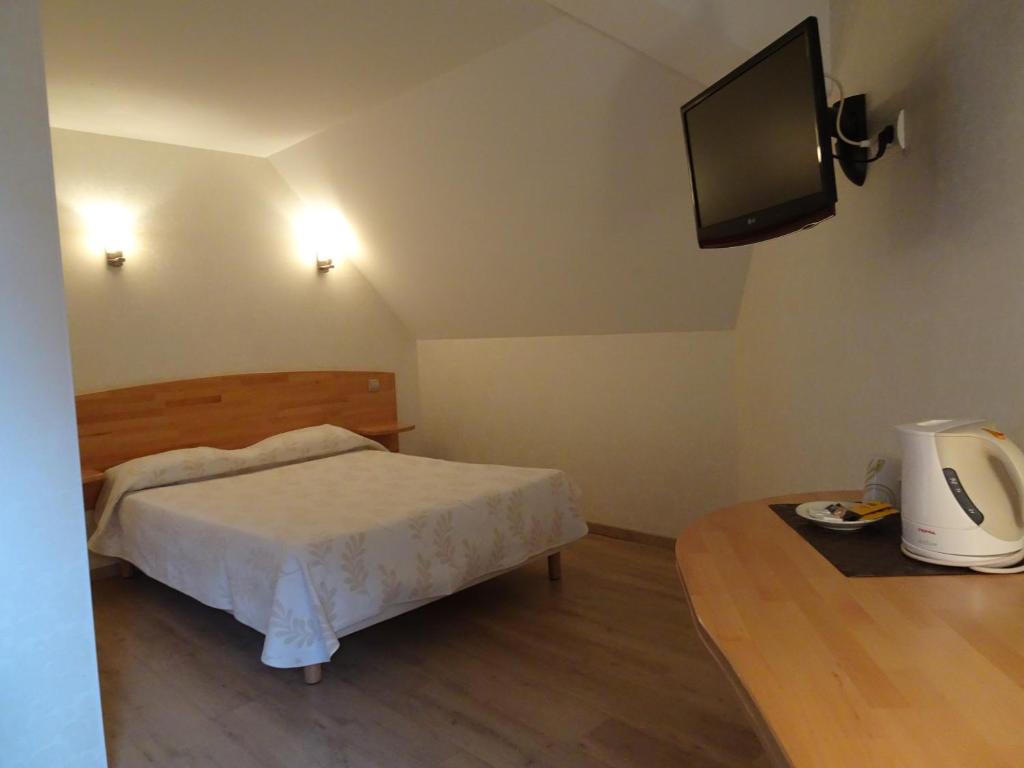 Postel nebo postele na pokoji v ubytování Hôtel la Guimbarde