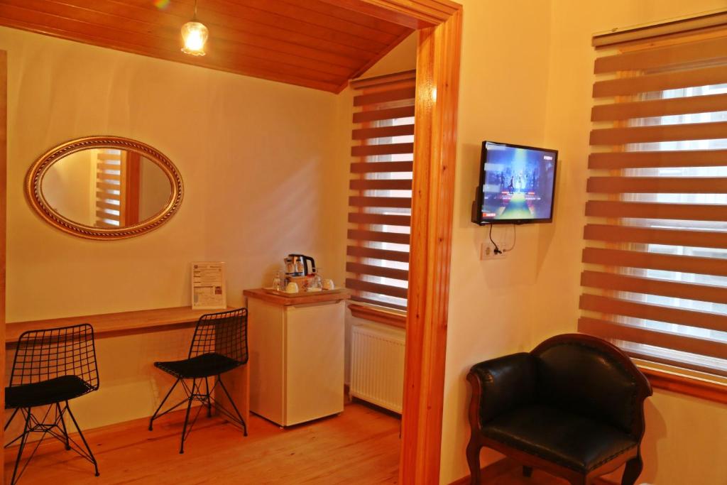 A television and/or entertainment centre at Belizia Hotel