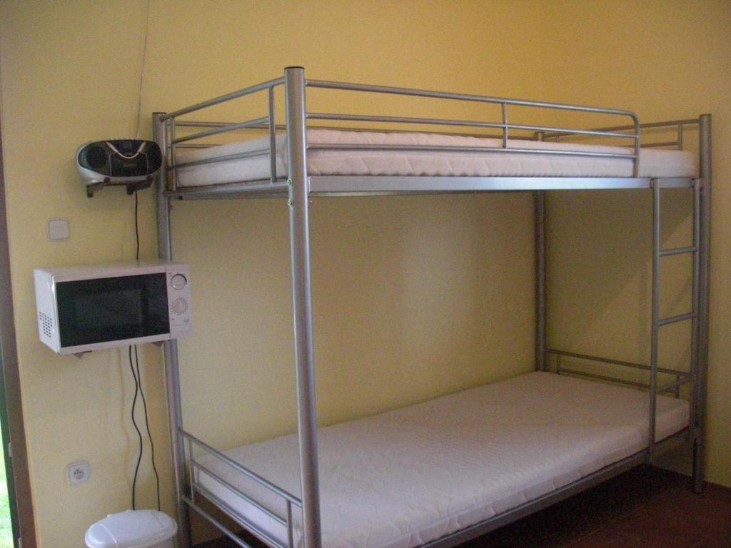 Postel nebo postele na pokoji v ubytování Chatky v Českém ráji
