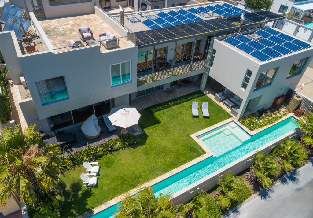 Una vista aérea de una villa con piscina. en da Heim Guest House, en Ciudad del Cabo