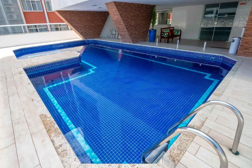 une grande piscine d'eau bleue dans l'établissement Hotel dos Açores, à Balneário Camboriú