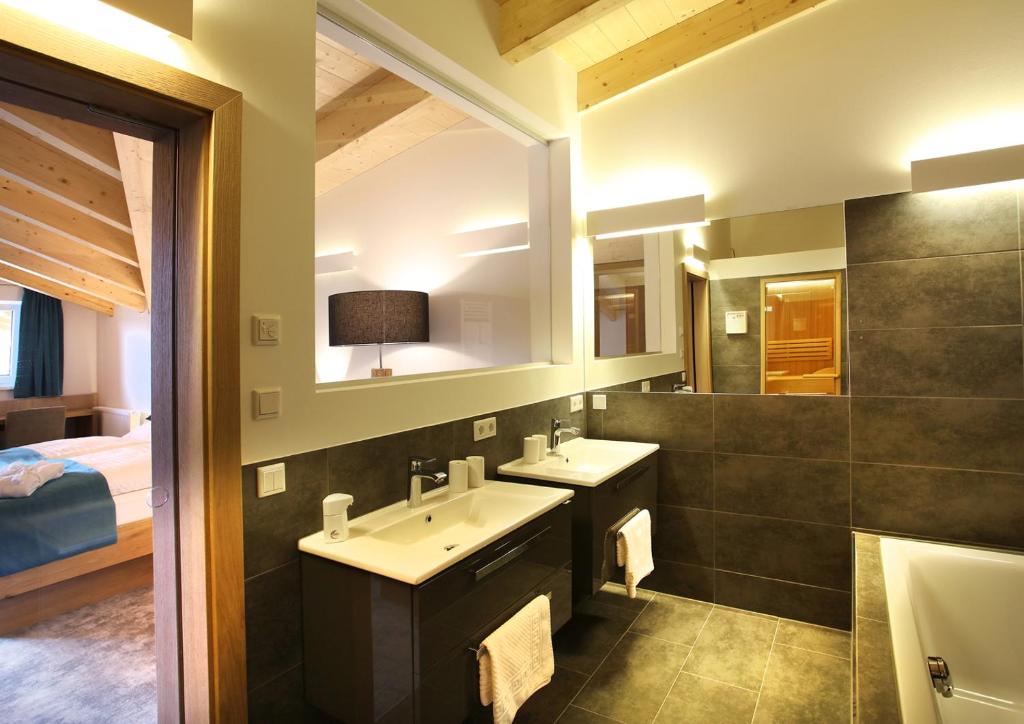 Koupelna v ubytování Aktiv- und Wellnesshotel Gutjahr