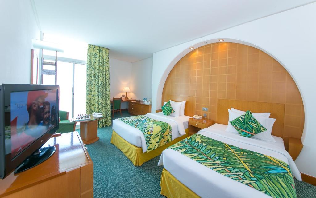 TV a/nebo společenská místnost v ubytování Oryx Grand Hotel Jebel Hafeet
