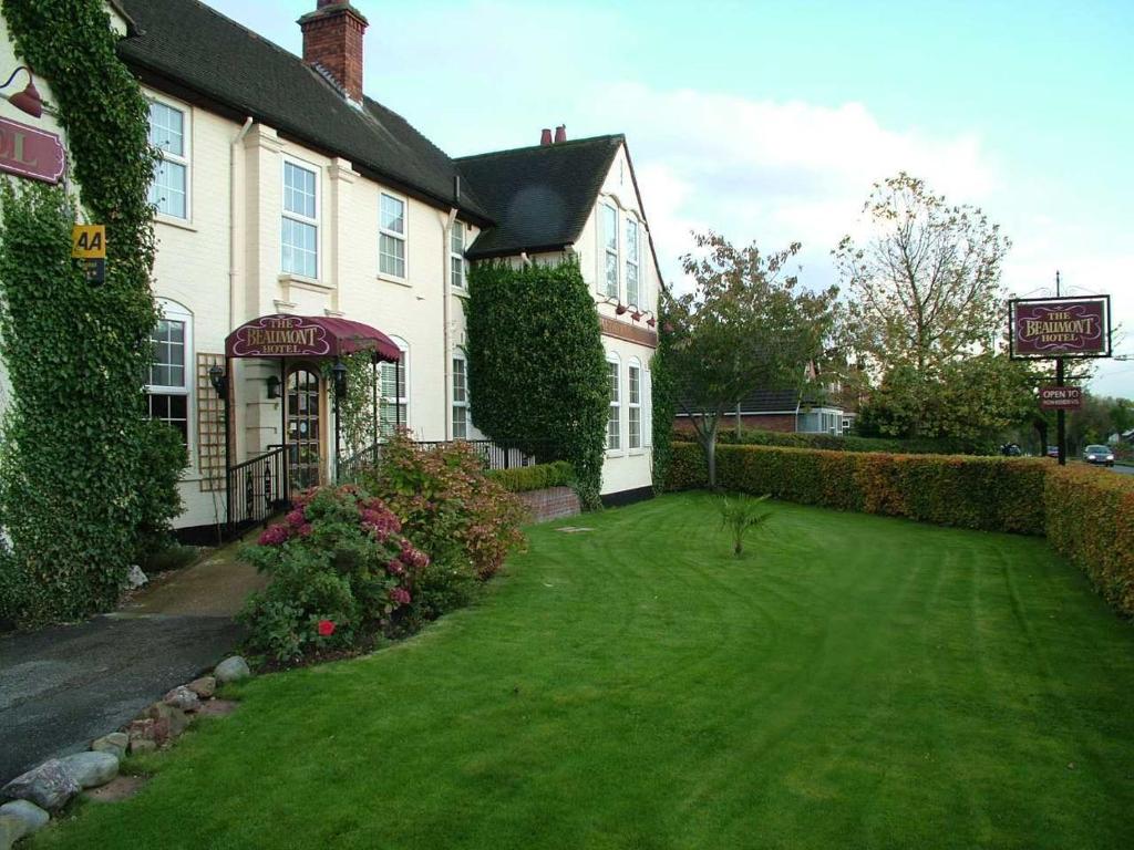 une maison avec une pelouse verte devant elle dans l'établissement The Beaumont Accommodation, à Louth