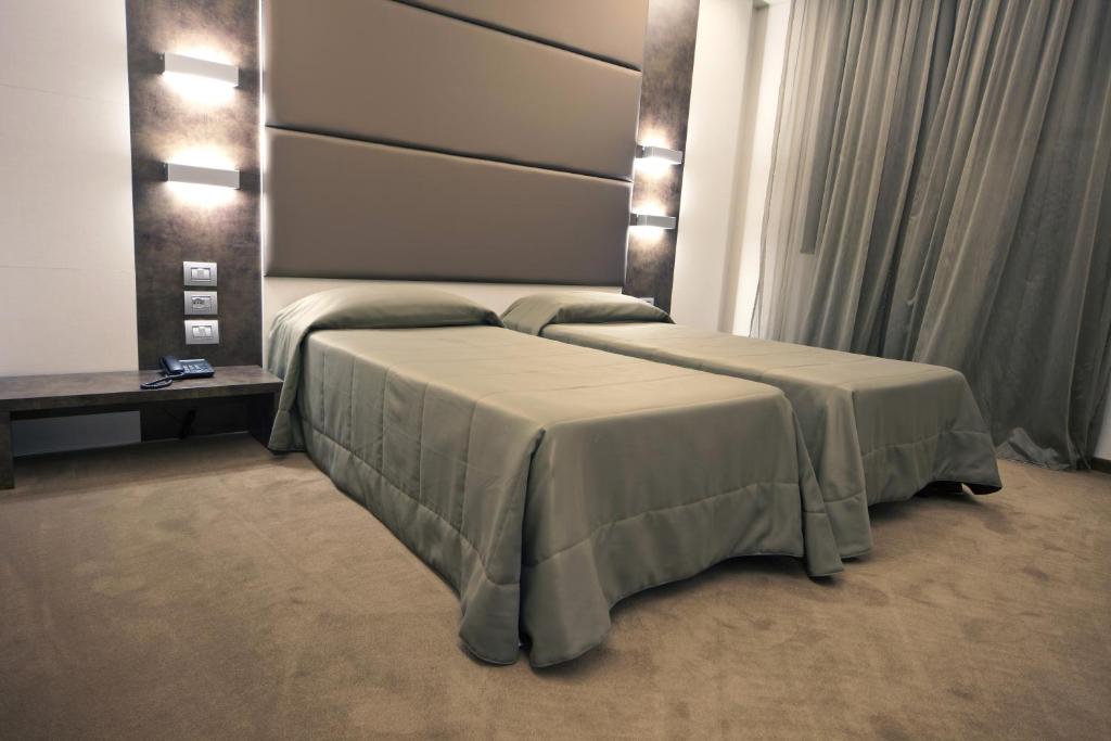 Postel nebo postele na pokoji v ubytování Albergo Dei Laghi