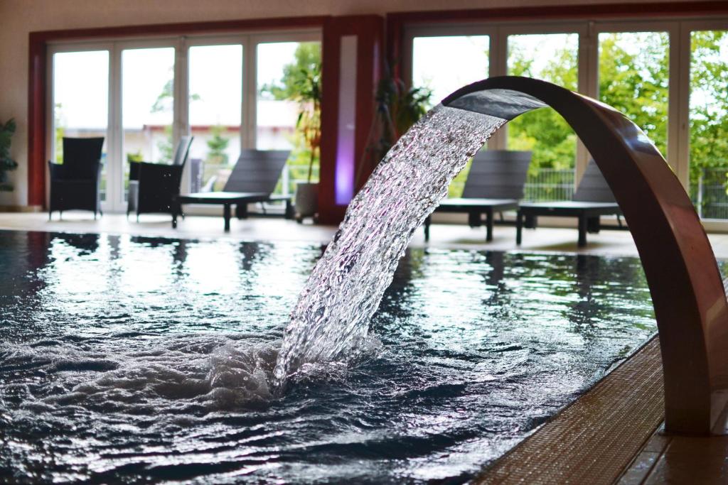 uma fonte de água no meio de uma piscina em Fröjel Resort em Fröjel
