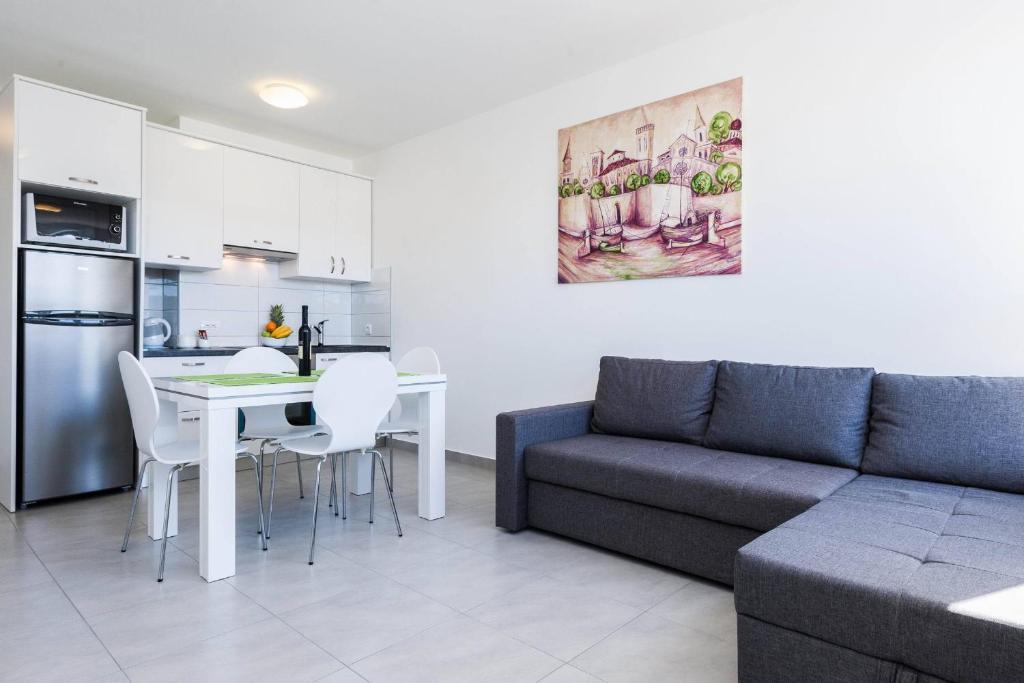 - un salon avec un canapé et une table dans l'établissement Stylish Centre Apartments, à Zadar