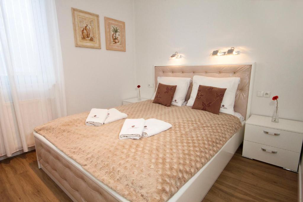 ザコパネにあるApartSerwis - Apartament Saviolのベッドルーム1室(大型ベッド1台、タオル2枚付)