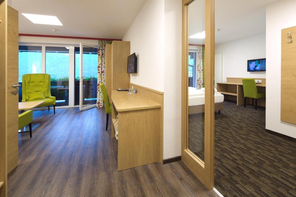 TV a/nebo společenská místnost v ubytování Hotel Achentalerhof