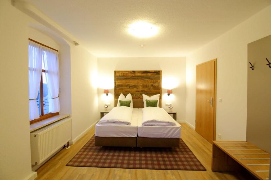 Aparthotel Deutscher Kaiser Ferienwohnungenにあるベッド