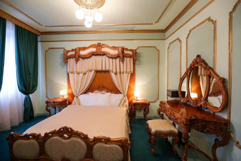 um quarto com uma cama grande e um espelho em Hotel Kreta em Galaţi