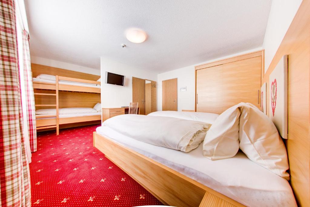 Postel nebo postele na pokoji v ubytování Hotel Cristal Flumserberg