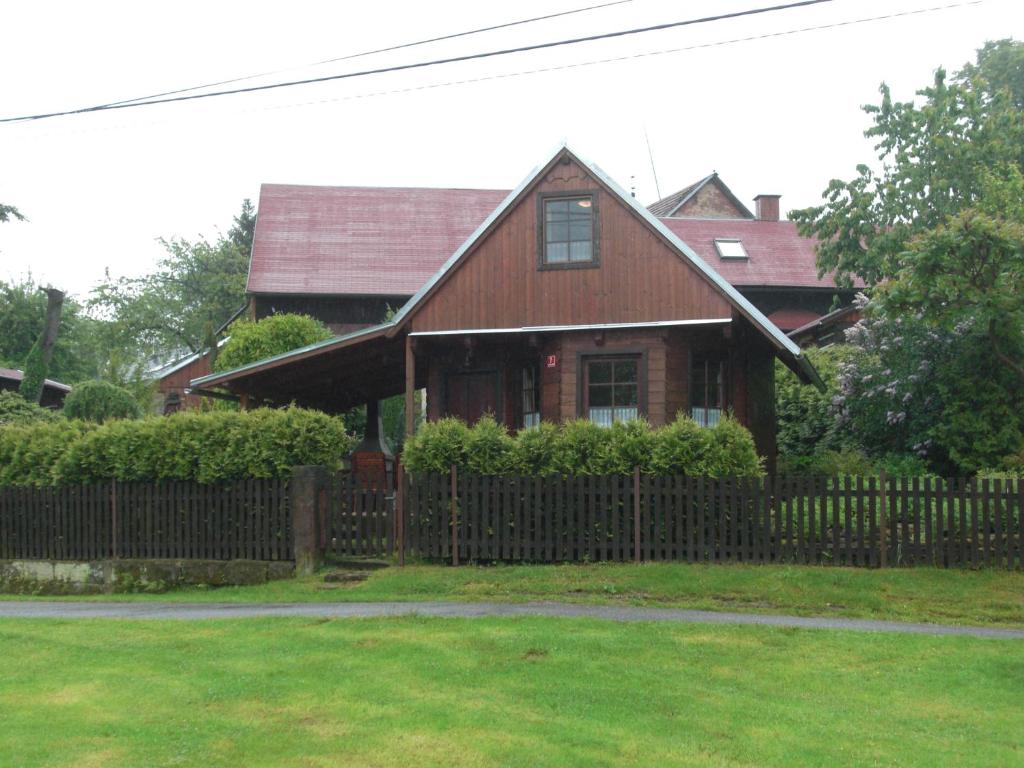 una casa con una valla de madera delante de ella en Chaloupka v Českém ráji, en Rytířova Lhota