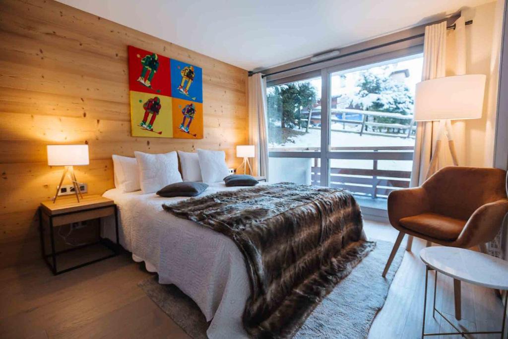 ムジェーヴにあるWonderful 2 bedroms – Vacances Megeve – AW101のベッドルーム1室(ベッド1台、大きな窓付)