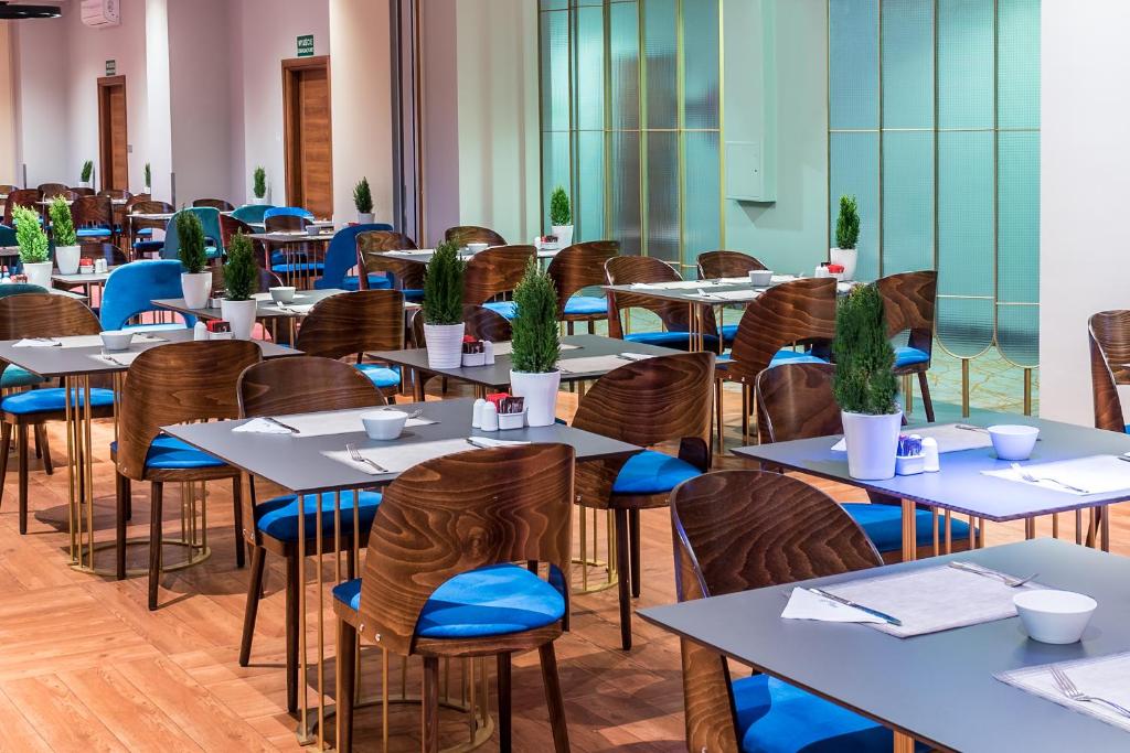 Reštaurácia alebo iné gastronomické zariadenie v ubytovaní Hotel Filmar
