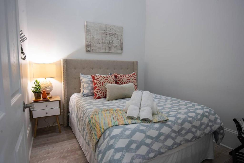 Five BR - Sleeps 10! Steps from French Quarter photo