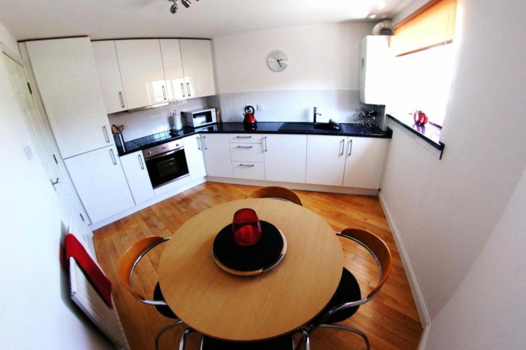 Kuchyň nebo kuchyňský kout v ubytování Ayr Holiday Apartment Donnini Court