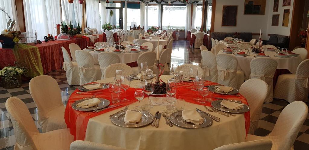 Um restaurante ou outro lugar para comer em Platani Hotel