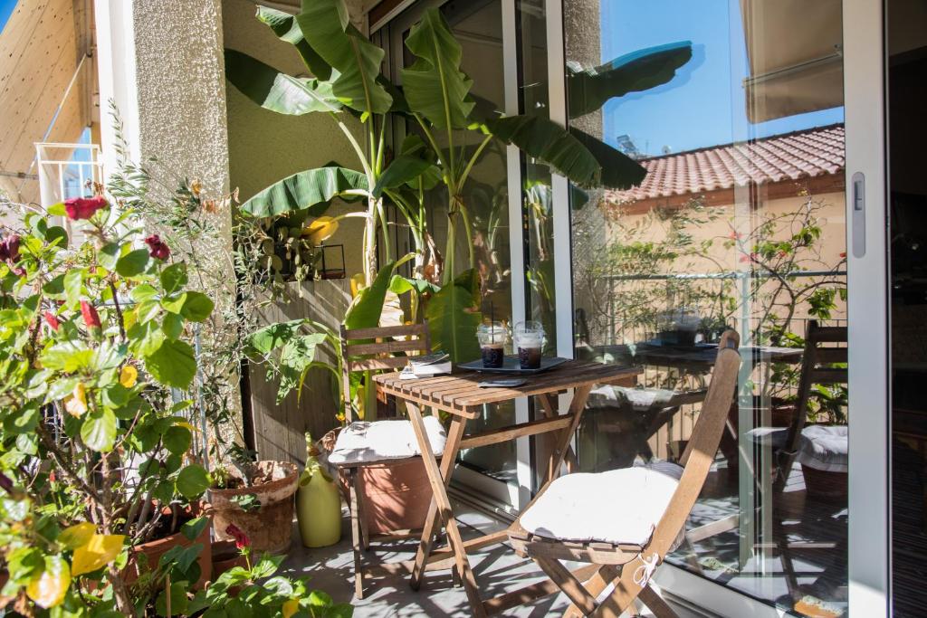Balkón alebo terasa v ubytovaní 2 BEDROOM APARTMENT AT THE HISTORICAL CENTER, VIEW TO ACROPOLIS