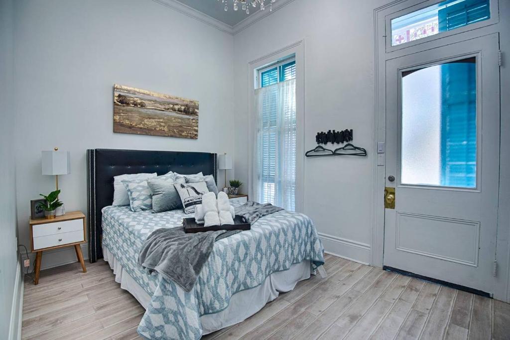 Five BR - Sleeps 10! Steps from French Quarter photo