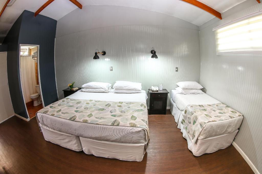 Postel nebo postele na pokoji v ubytování Easter Island Ecolodge