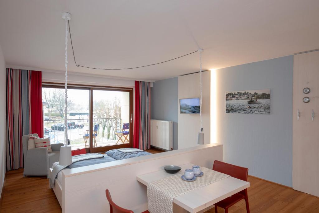 TV a/nebo společenská místnost v ubytování Frauscher Hafen-Apartments