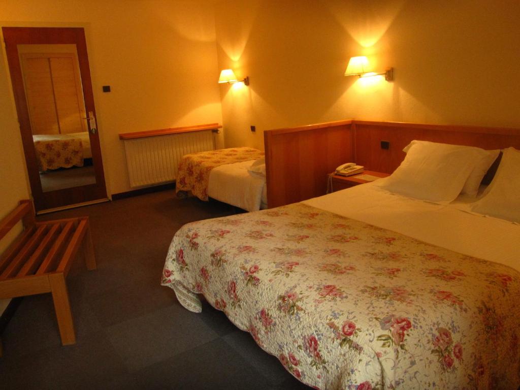 Postel nebo postele na pokoji v ubytování Hotel Bonavida